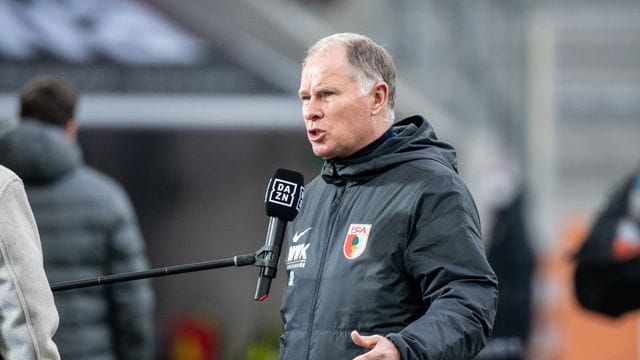 Augsburgs Stefan Reuter geht von der aktuellen Ansetzung des Spiels gegen Mainz aus.