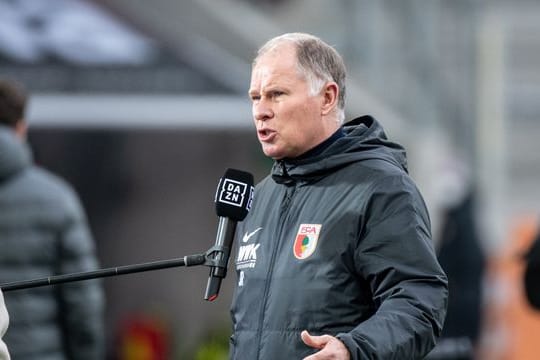 Augsburgs Stefan Reuter geht von der aktuellen Ansetzung des Spiels gegen Mainz aus.