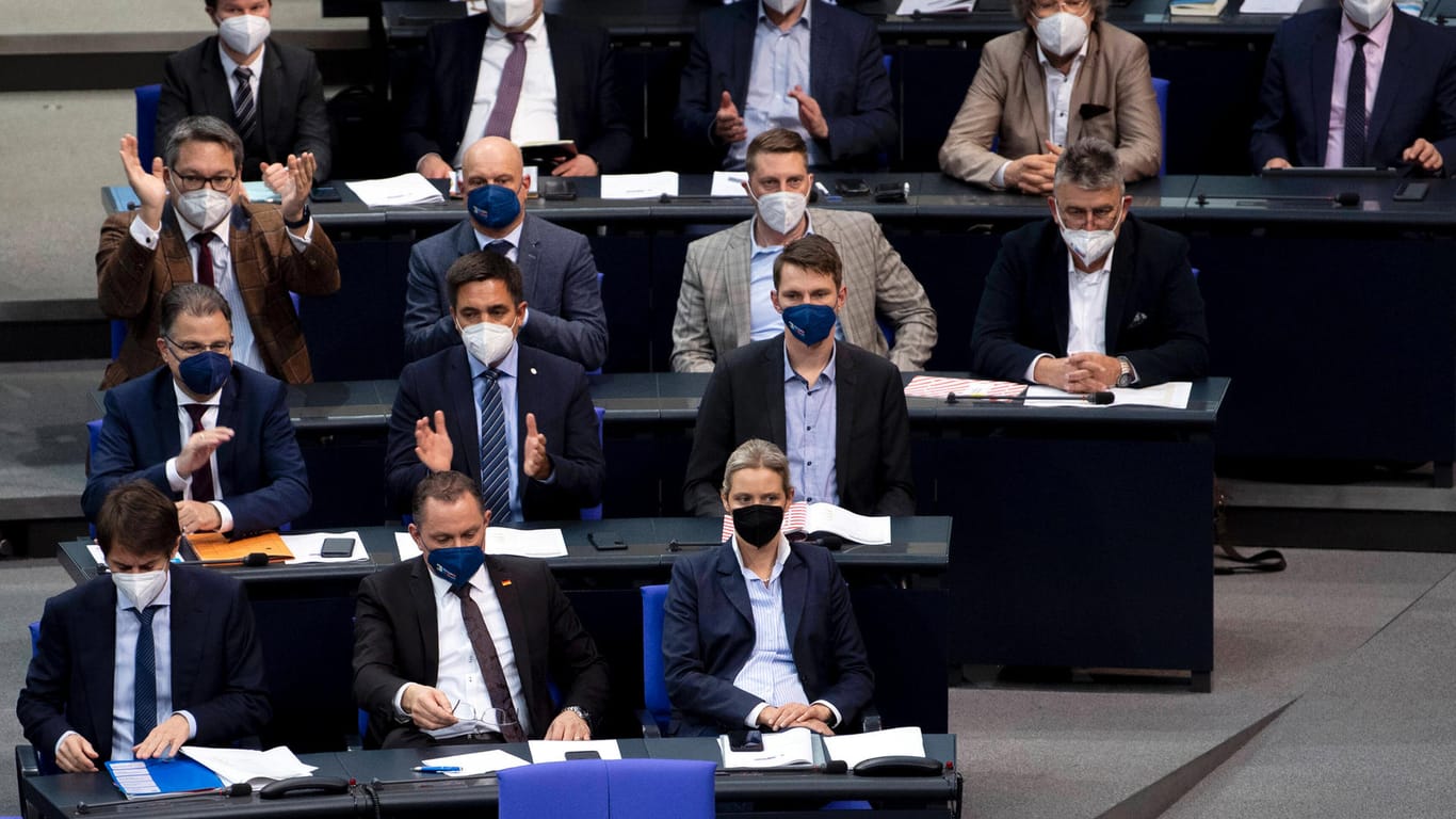 AfD-Abgeordnete im Bundestag (Archiv): Vertrauliche Gespräche von Abgeordneten mit Wählern und alles, was Mandatsträger in Ausschüssen und Plenarsitzungen sagen, ist tabu.