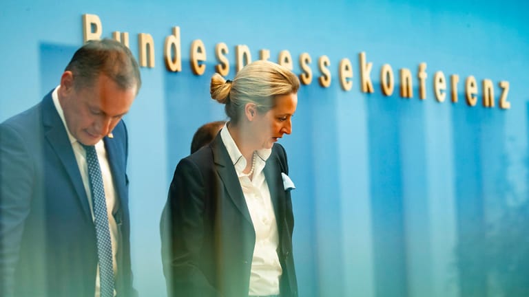 AfD-Vorsitzende Tino Chrupalla und Alice Weidel (Archiv): Das Gericht sieht "hinreichend gewichtige tatsächliche Anhaltspunkte" für verfassungsfeindliche Bestrebungen.