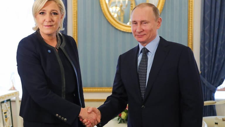 Marine Le Pen und Wladimir Putin: Der russische Präsident empfing die französische Rechtspopulistin 2017 kurz vor Ende des Wahlkampfes in Moskau. (Archivfoto)