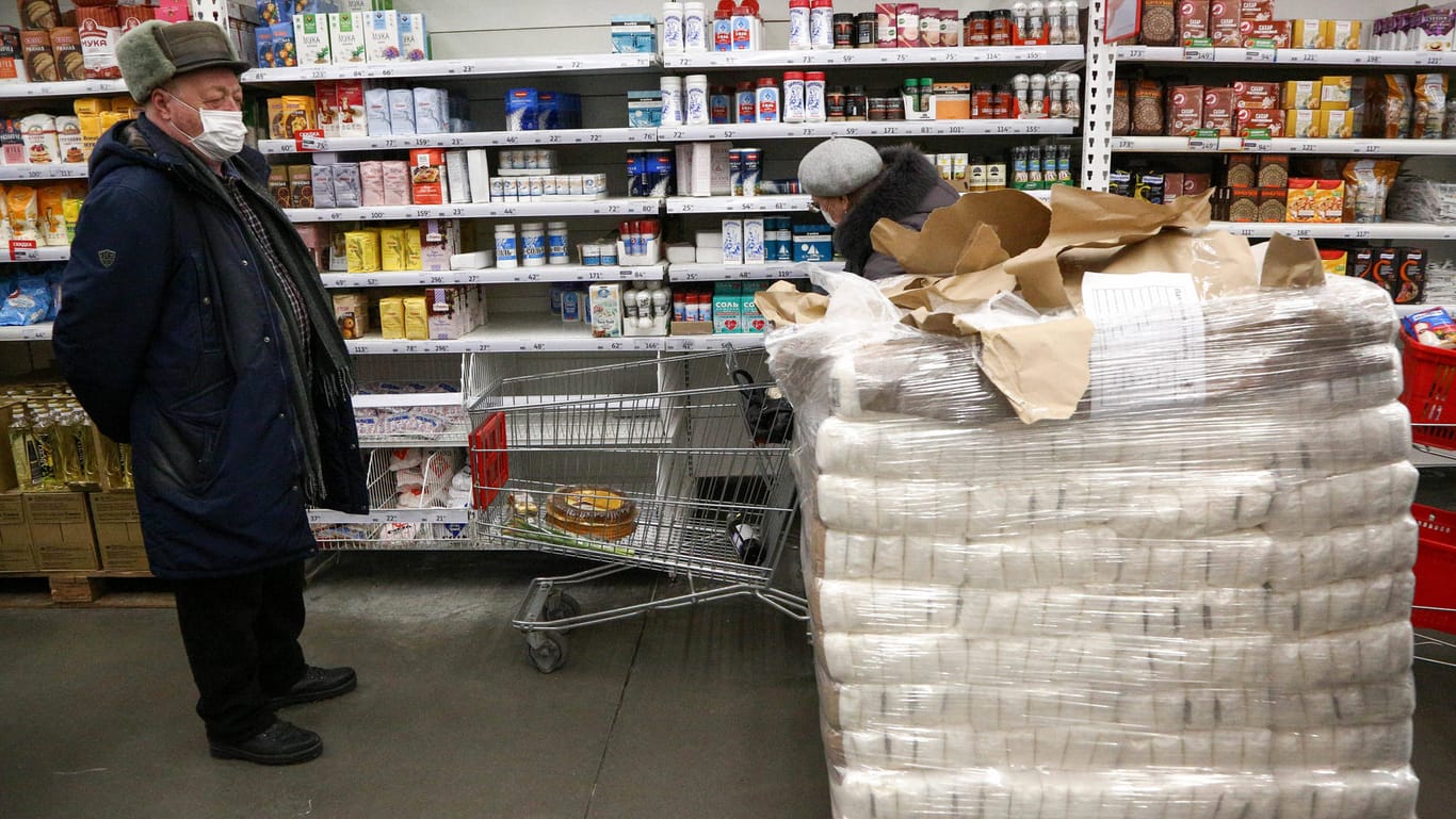 Ein Kunde in einer russischen Auchan-Filiale betrachtet eine Warenpalette: Produkte wie Zucker und Mehl dürfen hier nur noch in geringen Mengen gekauft werden.