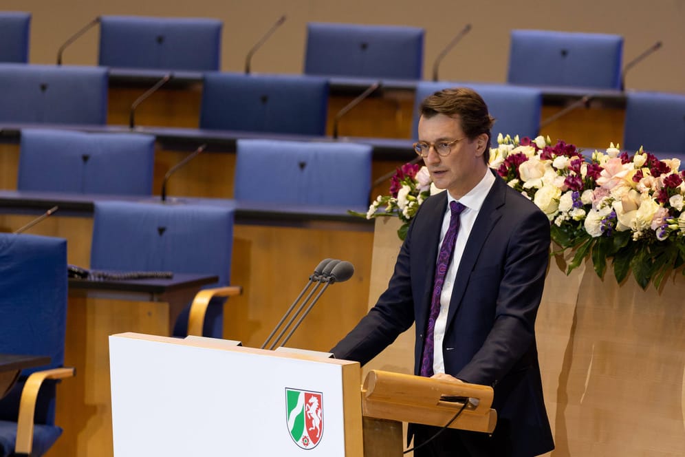NRW-Ministerpräsident Hendrik Wüst im World Conference Center Bonn (Archivbild): Sein Bundesland hat nach Ansicht der SPD eine besondere Verantwortung für die Geflüchteten.