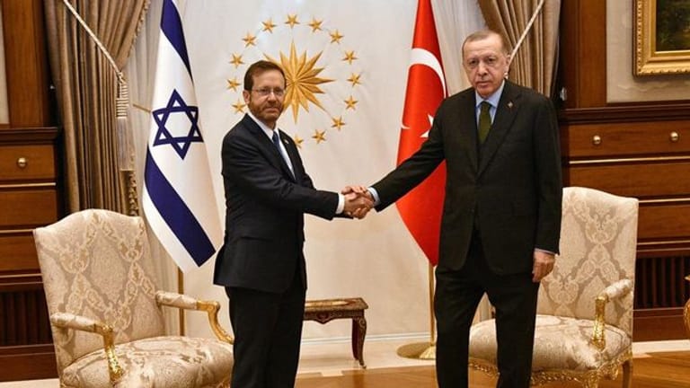 Der türkische Präsident Recep Tayyip Erdogan (r) empfängt seinen israelischen Amtskollegen Izchak Herzog im Präsidialkomplex in Ankara.