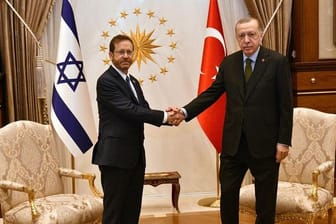 Der türkische Präsident Recep Tayyip Erdogan (r) empfängt seinen israelischen Amtskollegen Izchak Herzog im Präsidialkomplex in Ankara.