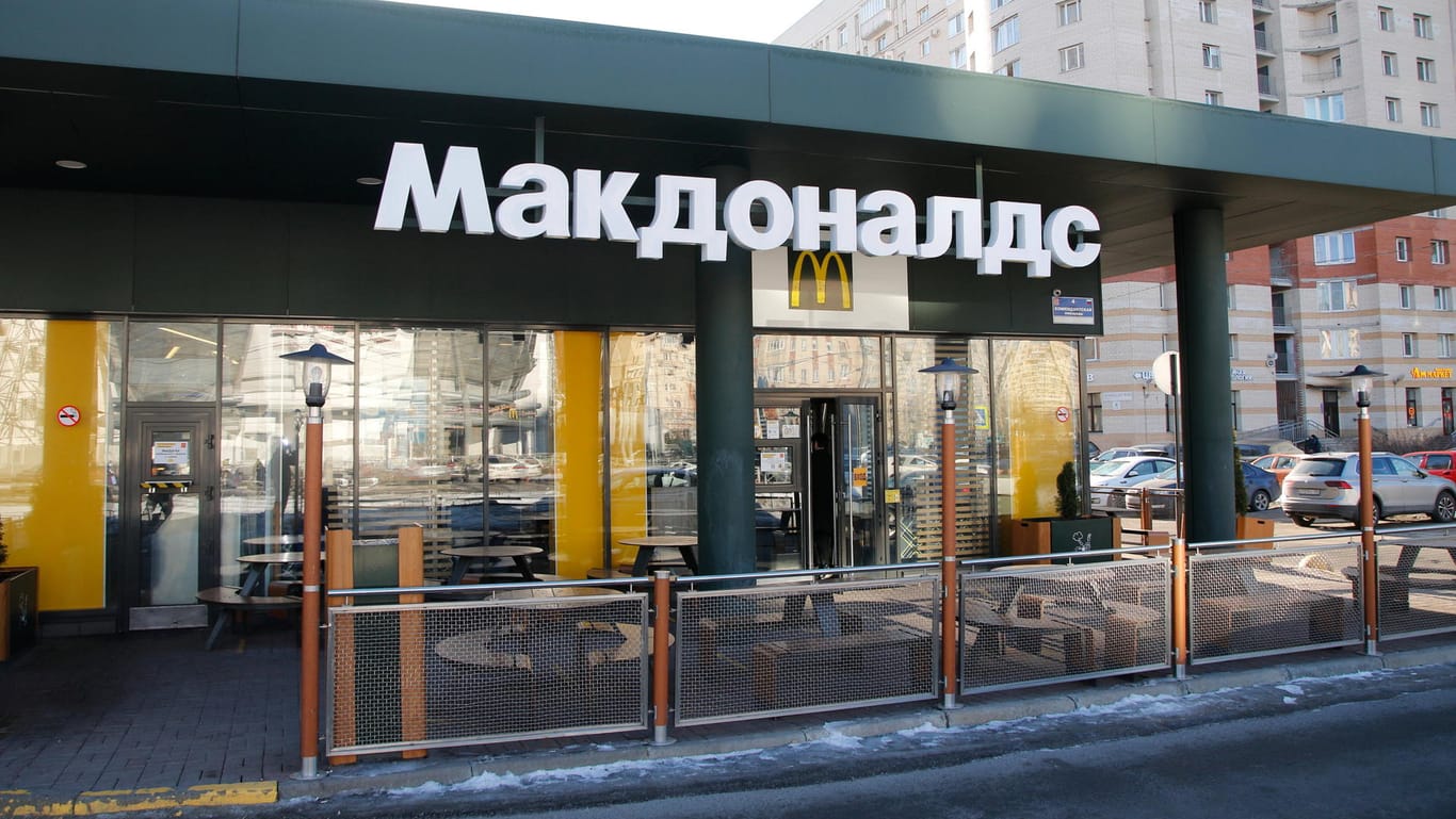 Eine McDonalds-Filiale in St. Petersburg: Die amerikanische Fast-Food-Kette zieht sich aus Russland zurück.