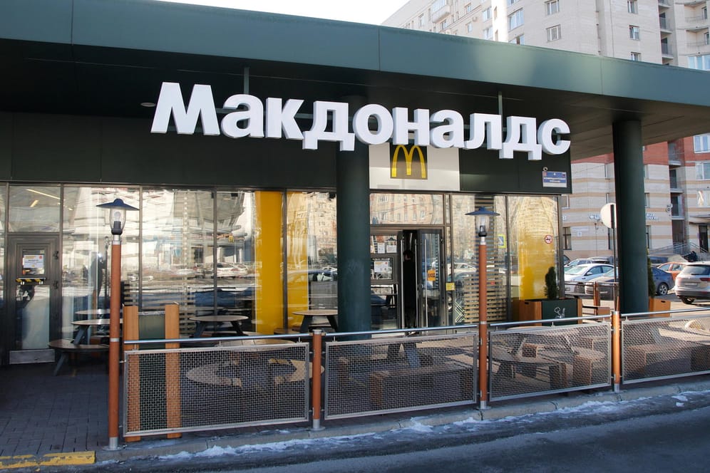 Eine McDonalds-Filiale in St. Petersburg: Die amerikanische Fast-Food-Kette zieht sich aus Russland zurück.