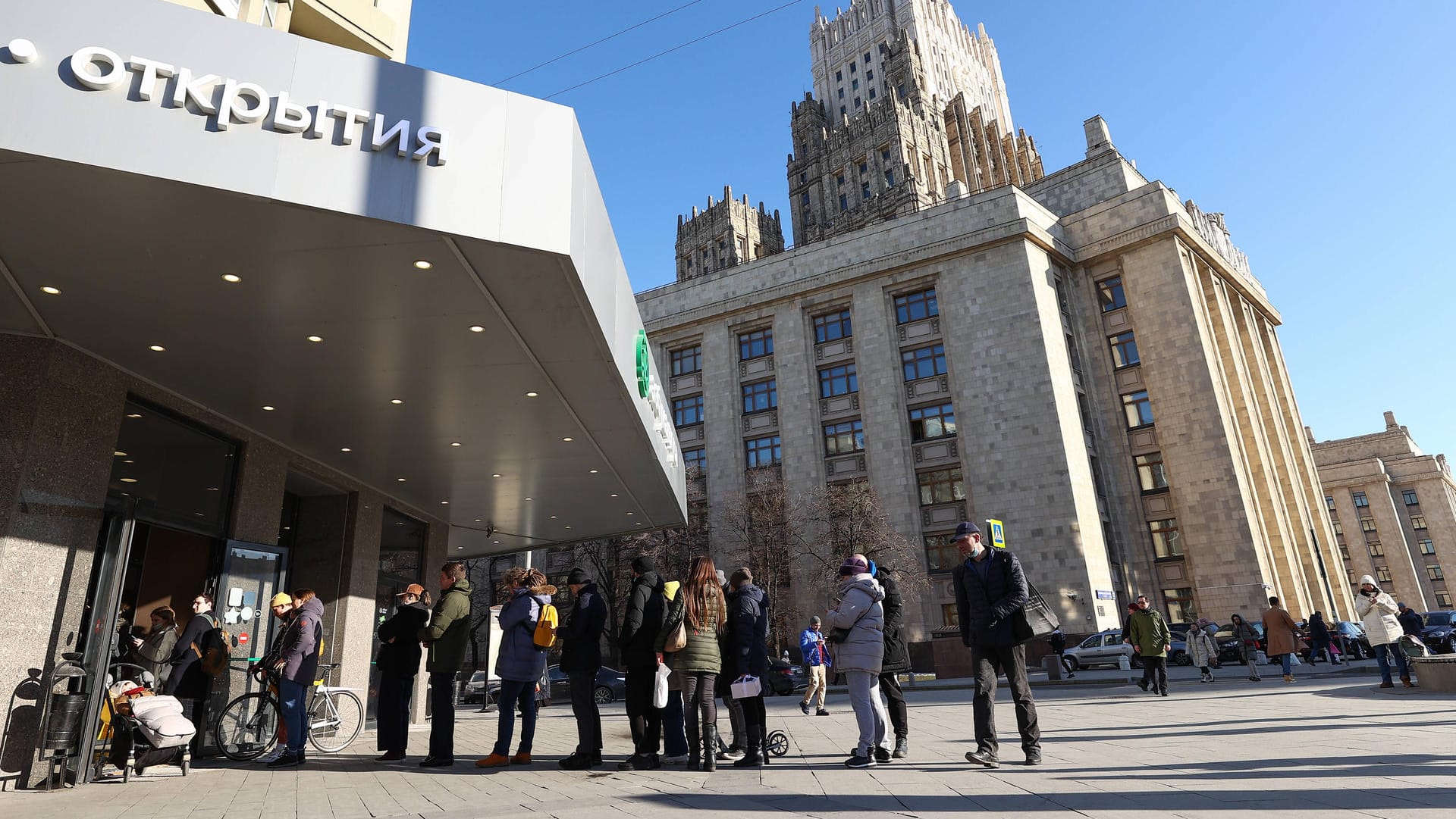 Menschen warten in vor einer Bank in Moskau in der ersten Märzwoche.