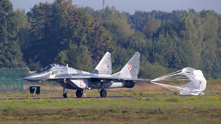 Die MiG-29 landet mit einem Bremsschirm: Dadurch braucht die Maschine keine lange Landebahn.