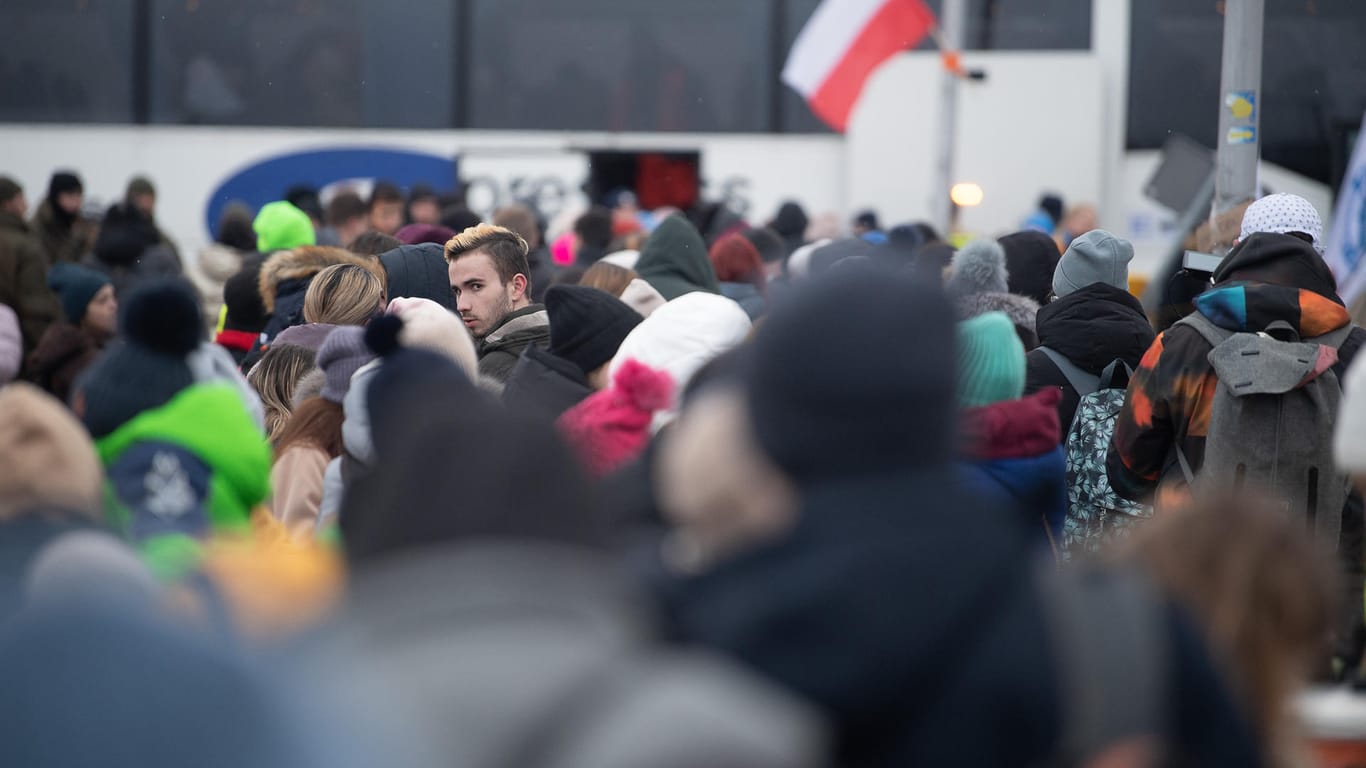 Ukrainische Geflüchtete am polnischen Grenzübergang Medyka: Mehr als 2 Millionen Ukrainer sind bereits geflohen, mehr als die Hälfte von ihnen nach Polen.