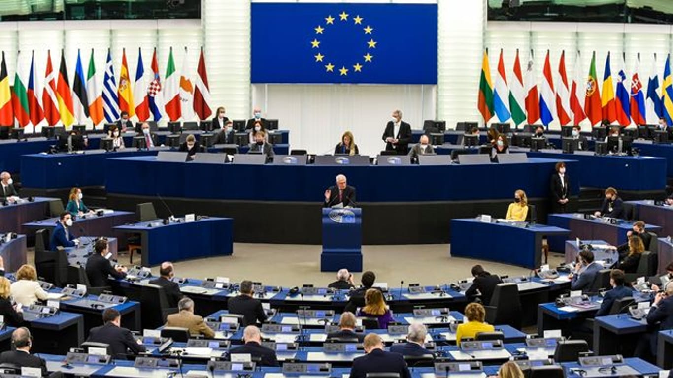 Das Europäische Parlament hat ein Ende für "goldene Pässe" gefordert.