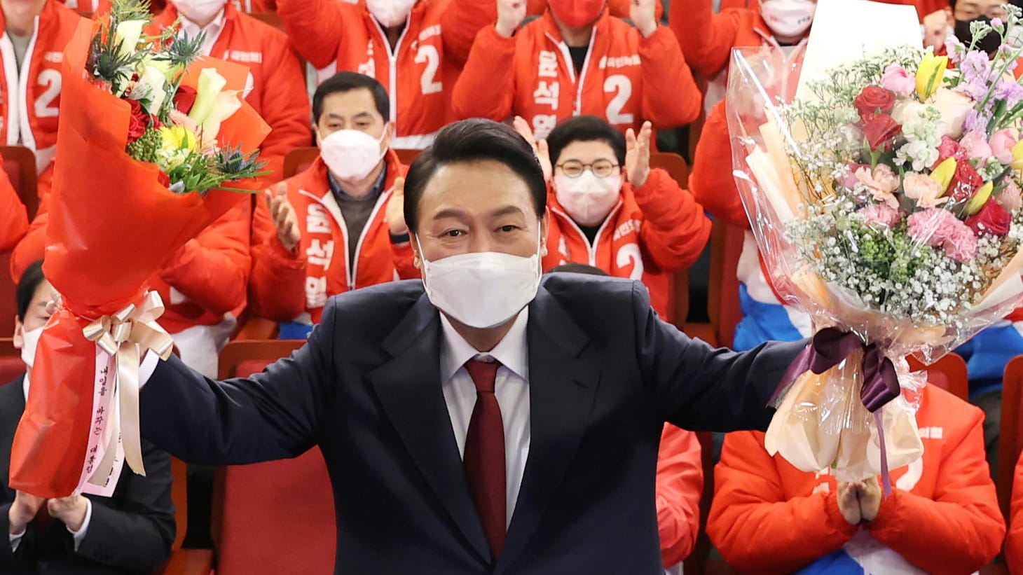 Yoon Suk Yeol: Der 61-Jährige posiert mit Blumensträußen vor der Nationalversammlung, nachdem er die Präsidentenwahl gewonnen hat.