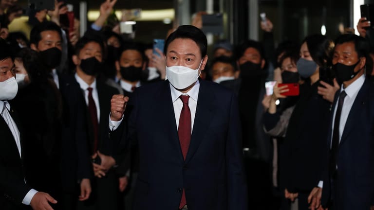 Yoon verlässt sein Haus und jubelt über seinen Sieg. Er hat sich gegen den Kandidaten der Mitte-Links-Regierungspartei durchgesetzt.