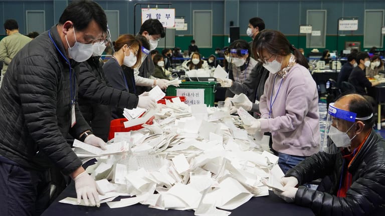 Stimmauszählung in einem Wahllokal: Für die viertgrößte Volkswirtschaft Asiens hat die Präsidentenwahl eine enorme Bedeutung.