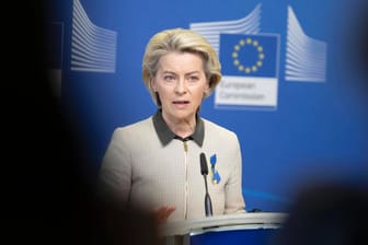 EU-Kommissionschefin Ursula von der Leyen: Die Vermögenswerte weiterer Personen werden in der EU eingefroren.