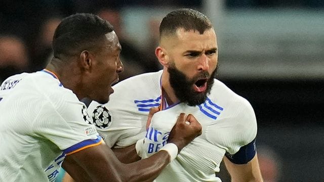 Karim Benzema (r) führte Real mit einem Dreierpack zum Sieg.