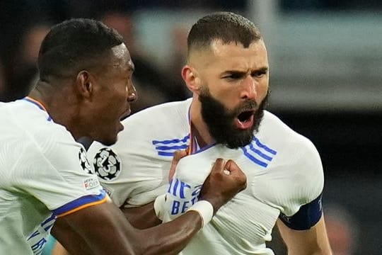 Karim Benzema (r) führte Real mit einem Dreierpack zum Sieg.