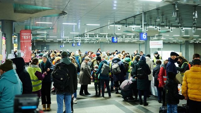 Im Hauptbahnhof kommen Flüchtlinge aus der Ukraine an: Viele von ihnen wollen in der Hauptstadt bleiben.