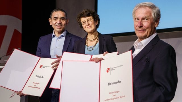 Ugur Sahin (l-r), Özlem Türeci und Christoph Huber Ugur Sahin (l-r), Özlem Türeci und Christoph Huber