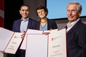 Ugur Sahin (l-r), Özlem Türeci und Christoph Huber