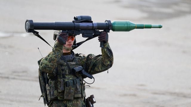 Ein Soldat der Bundeswehr hält während einer Gefechtsvorführung die Panzerfaust 3 in die Luft. Ein Soldat der Bundeswehr hält während einer Gefechtsvorführung die Panzerfaust 3 in die Luft.