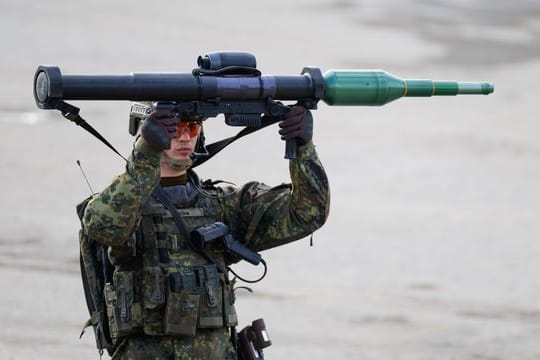 Ein Soldat der Bundeswehr hält während einer Gefechtsvorführung die Panzerfaust 3 in die Luft.