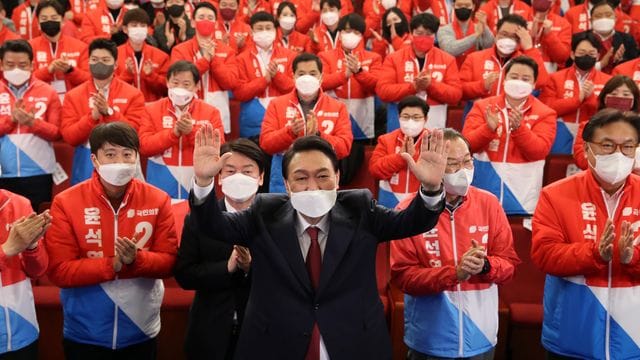Yoon Suk Yeol hat sich gegen den Kandidaten der Mitte-Links-Regierungspartei durchgesetzt. Yoon Suk Yeol hat sich gegen den Kandidaten der Mitte-Links-Regierungspartei durchgesetzt.
