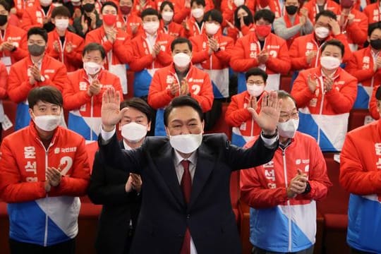 Yoon Suk Yeol hat sich gegen den Kandidaten der Mitte-Links-Regierungspartei durchgesetzt.