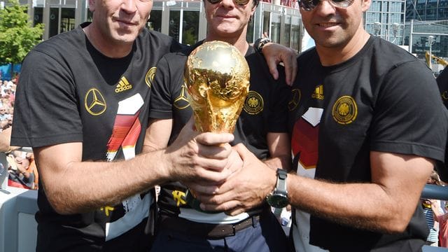 Andreas Köpke, Joachim Löw und Hansi Flick feiern den WM-Titel 2014.