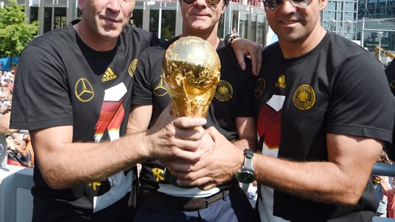Andreas Köpke, Joachim Löw und Hansi Flick feiern den WM-Titel 2014.