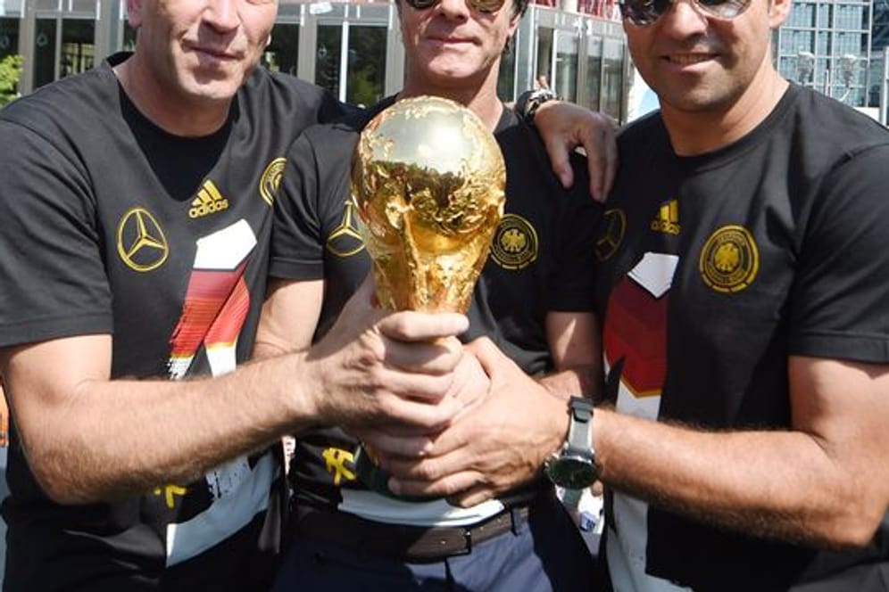 Andreas Köpke, Joachim Löw und Hansi Flick feiern den WM-Titel 2014.