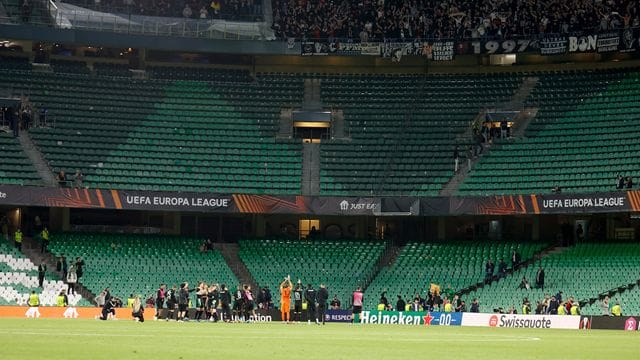 Die Eintracht-Spieler bedanken sich nach dem Sieg in Sevilla bei den mitgereisten Fans.