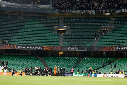 Die Eintracht-Spieler bedanken sich nach dem Sieg in Sevilla bei den mitgereisten Fans.