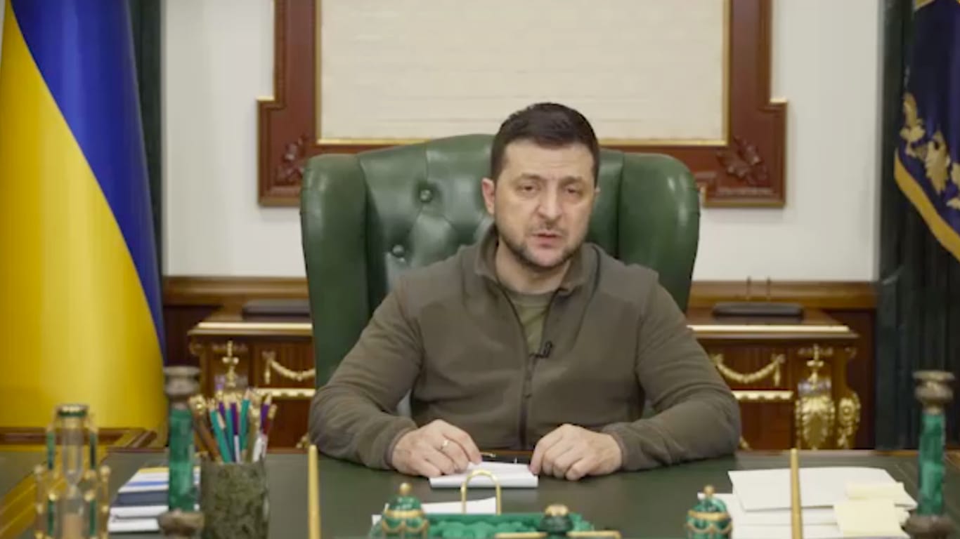 Wolodymyr Selenskyj bei seiner Videoansprache: Der ukrainische Präsident fordert mehr Hilfe vom Westen.