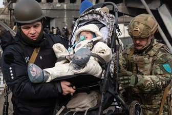 Flucht über Trümmer - dazu die ständige Angst vor Beschuss: Die Evakuierung von Zivilisten aus ukrainischen Städten wie Irpin gestaltet sich schwierig.