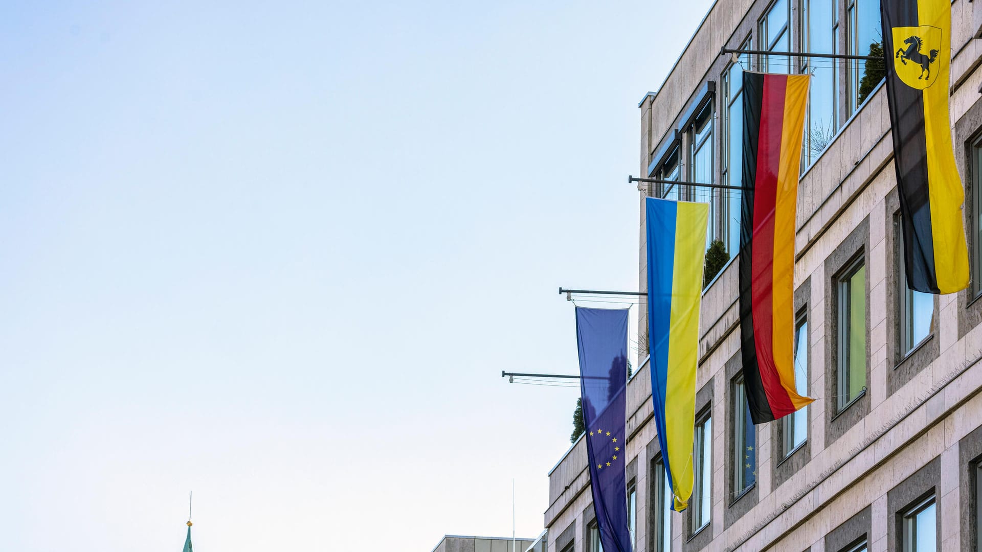 Die Flagge der Ukraine am Rathaus Stuttgart (Archivbild): Ein Wasserschaden sorgt für einen Einsatz. Die Flagge der Ukraine am Rathaus Stuttgart (Archivbild): Ein Wasserschaden sorgt für einen Einsatz.