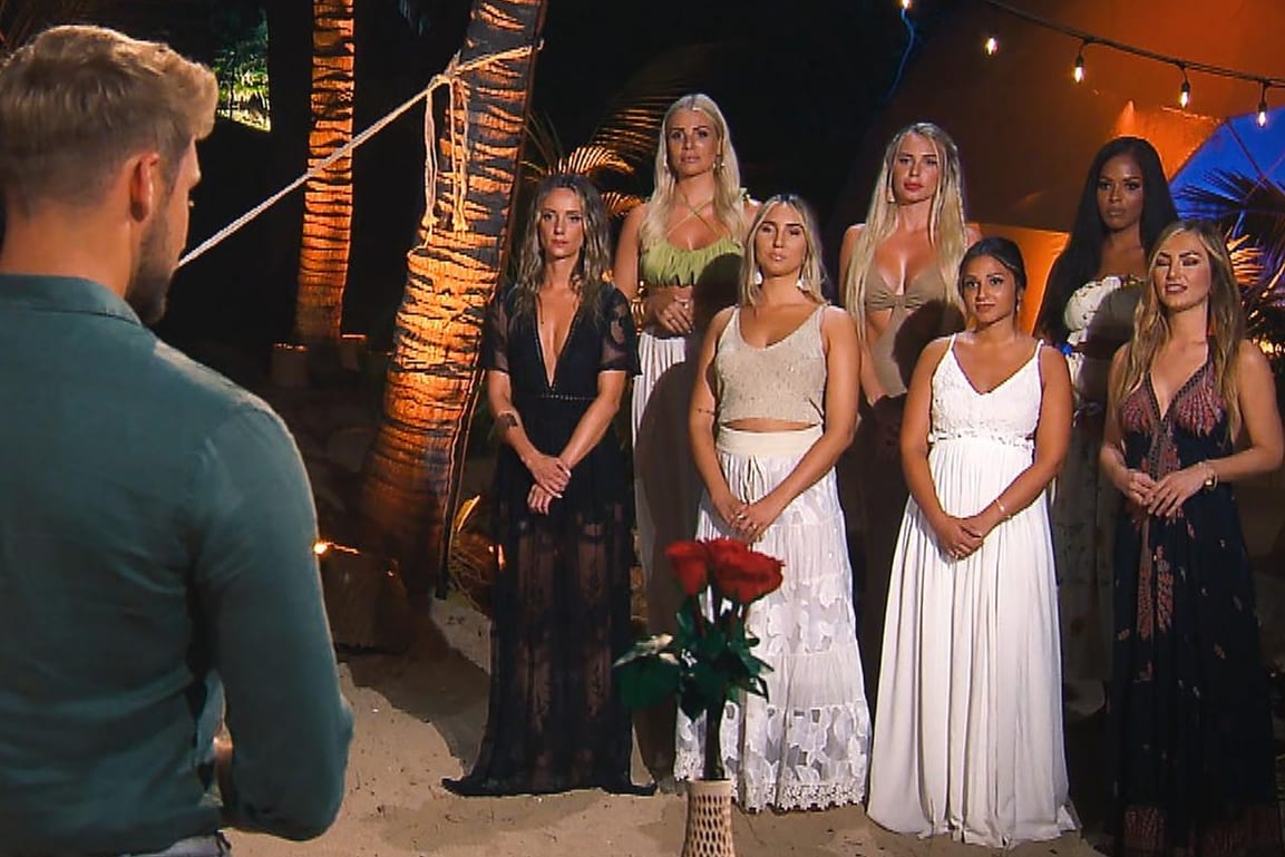 Dominik, Anna, Emily, Christina N., Jana-Maria, Nele, Franziska, Chiara F.: Der Bachelor und die Kandidatinnen befinden sich jetzt beim Glamping.