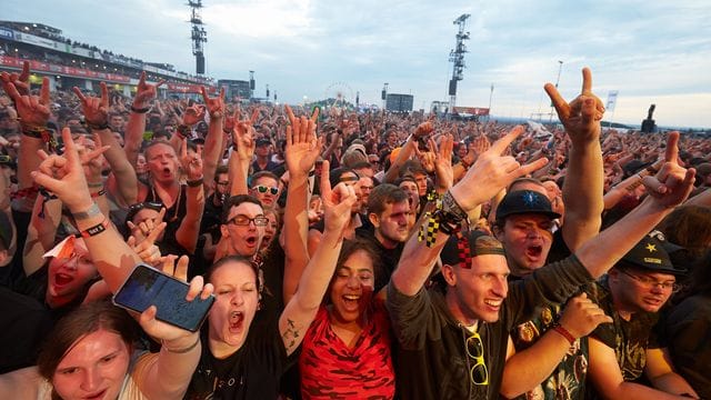 Musikfans jubeln auf dem Gelände des bislang letzten Festivals "Rock am Ring" 2019 in der Eifel.