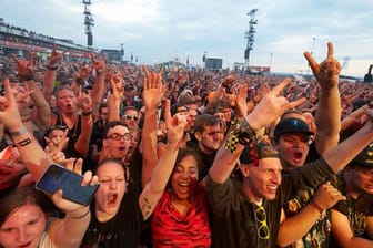 Musikfans jubeln auf dem Gelände des bislang letzten Festivals "Rock am Ring" 2019 in der Eifel.
