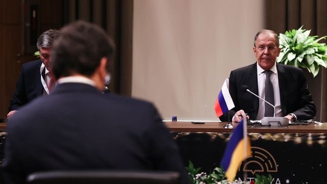 Auf Abstand: Ukraines Außenminister Dmytro Kuleba (vorne links) und der russische Außenminister Sergej Lawrow sitzen sich in Antalya gegenüber - zum ersten Mal seit Kriegsbeginn. Auf Abstand: Ukraines Außenminister Dmytro Kuleba (vorne links) und der russische Außenminister Sergej Lawrow sitzen sich in Antalya gegenüber - zum ersten Mal seit Kriegsbeginn.
