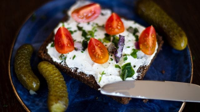 Belegtes Schwarzbrot mit Gürkchen.