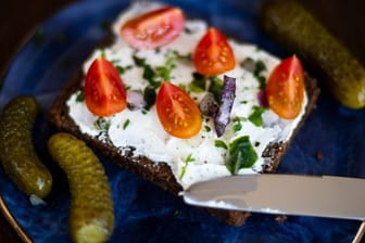 Belegtes Schwarzbrot mit Gürkchen.