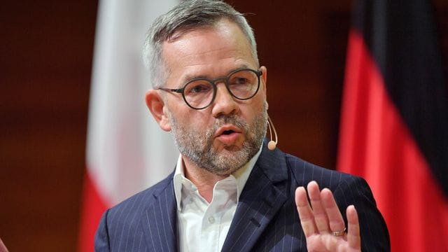 "Die Ukraine will jetzt ganz schnell zur EU gehören, das wird nicht funktionieren", warnt SPD-Außenpolitiker Michael Roth.