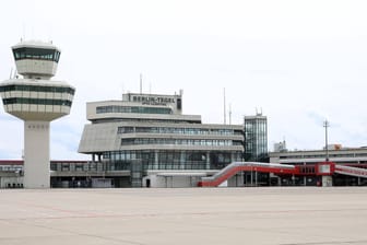 Blick auf den ehemaligen Flughafen Tegel (Archivbild): Hier soll das Deutsche Rote Kreuz ein weiteres Ankunftszentrum für Flüchtlinge betreiben.
