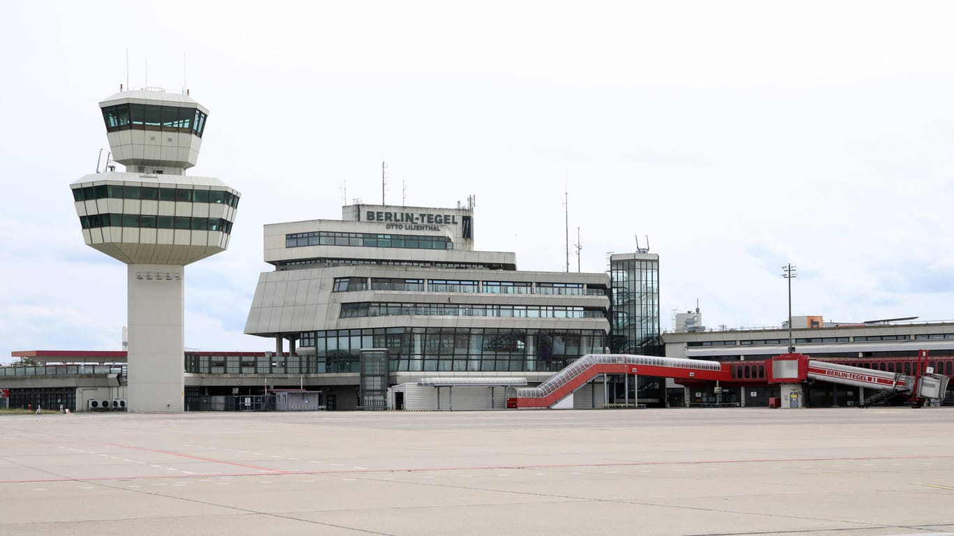 Blick auf den ehemaligen Flughafen Tegel (Archivbild): Hier soll das Deutsche Rote Kreuz ein weiteres Ankunftszentrum für Flüchtlinge betreiben.