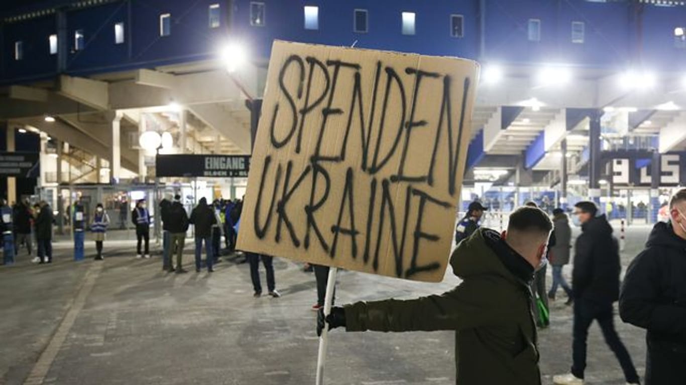 "Spenden Ukraine" vor einem Fußballstadion: Die Bereitschaft zu Spenden für die Ukraine ist groß.