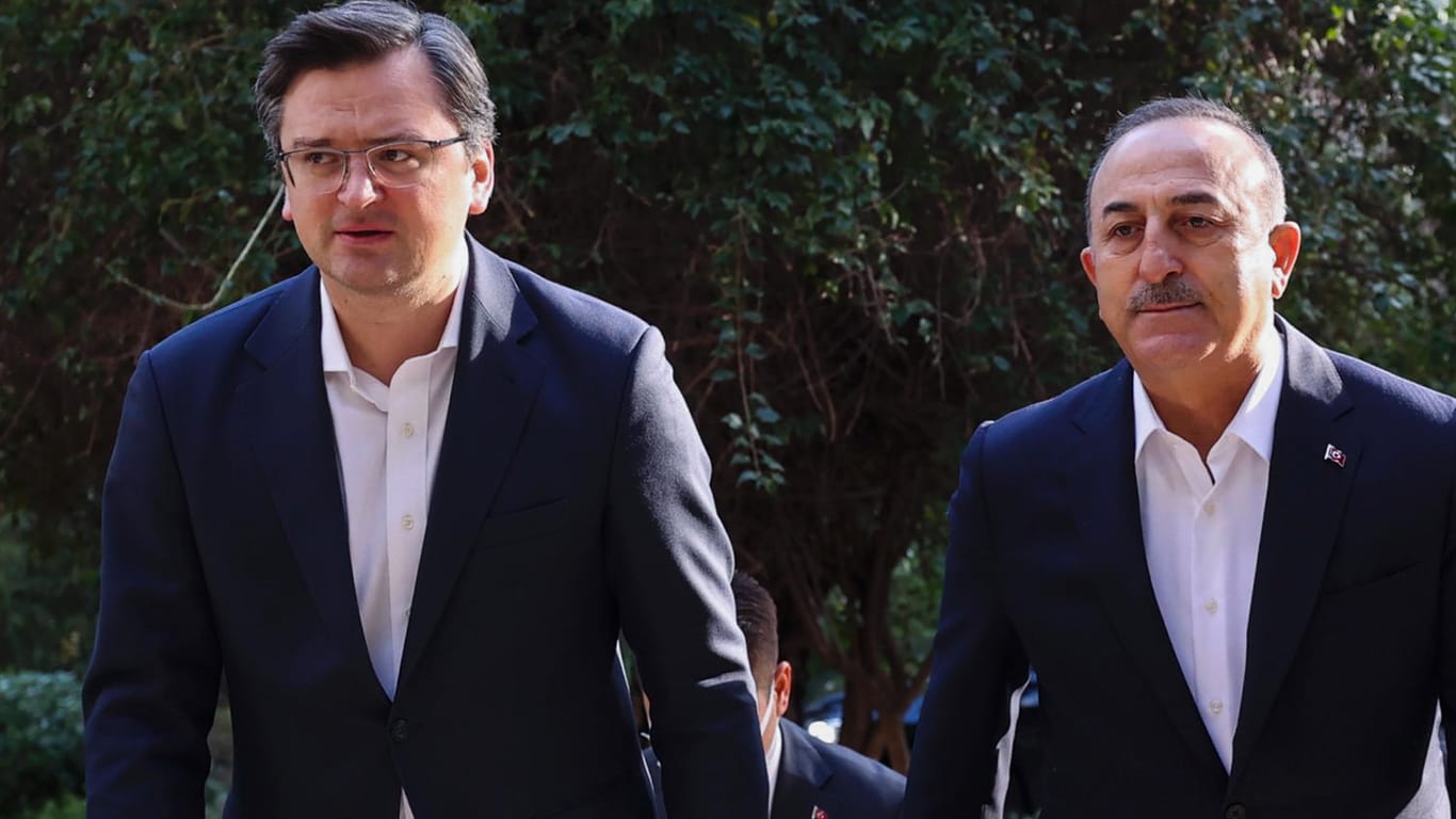 Erstes Treffen in Antalya: Vor dem Dreiertreffen mit dem russischen Außenminister Sergej Lawrow wird der ukrainische Außenminister Dmytro Kuleba von seinem türkischen Amtskollegen Mevlut Çavuşoğlu begrüßt.