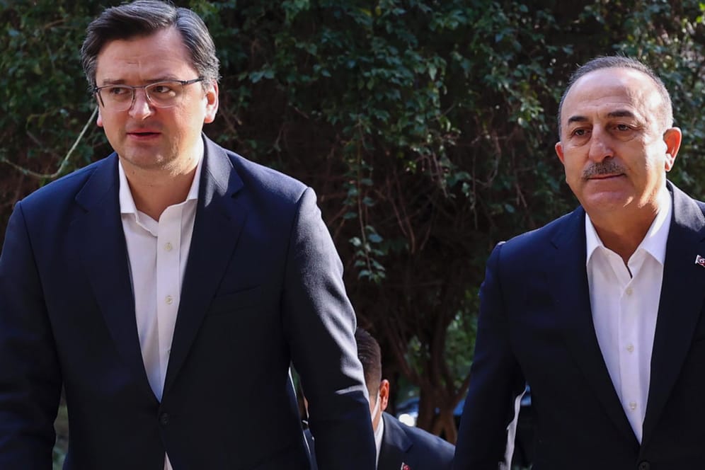 Erstes Treffen in Antalya: Vor dem Dreiertreffen mit dem russischen Außenminister Sergej Lawrow wird der ukrainische Außenminister Dmytro Kuleba von seinem türkischen Amtskollegen Mevlut Çavuşoğlu begrüßt.