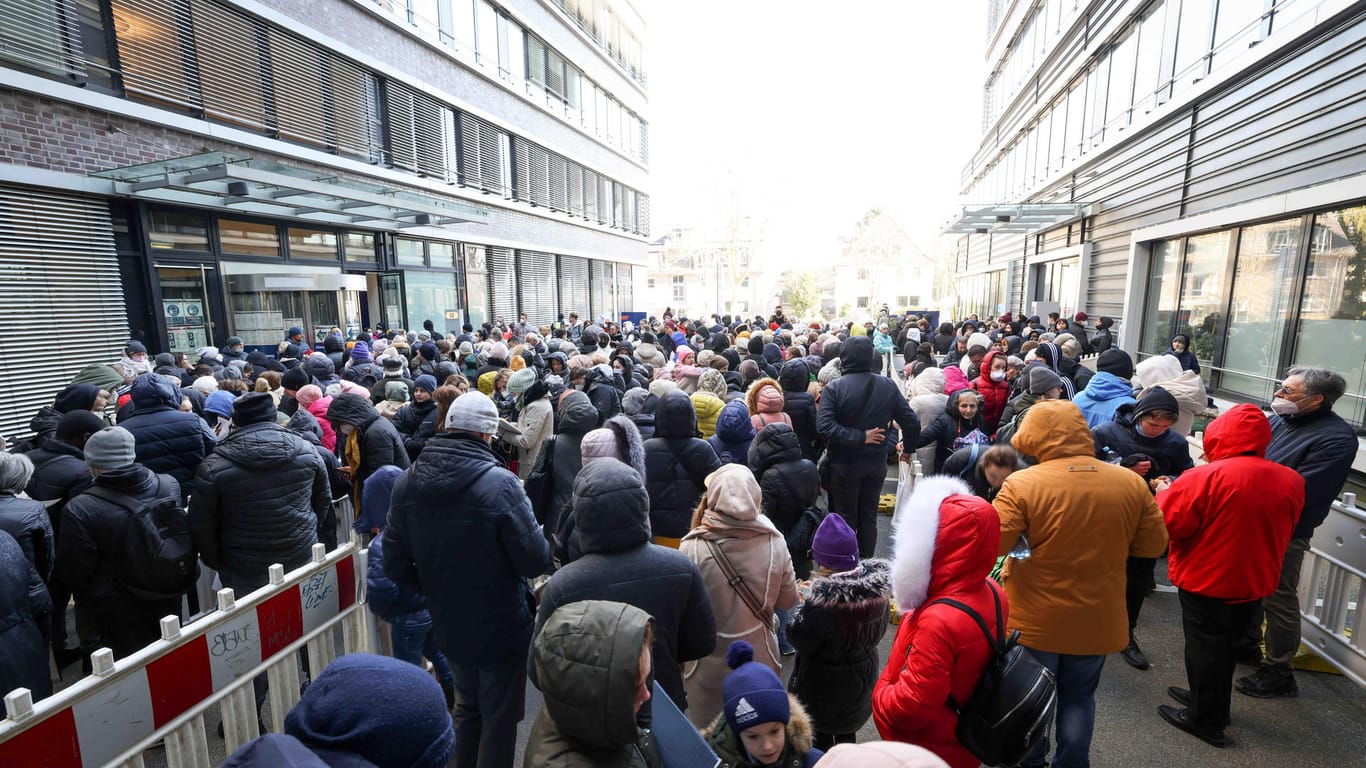 Ukrainische Geflüchtete warten vor der Zentralen Ausländerbehörde mit der neuen Registrierungsstelle im Amt für Migration an der Hammer Straße. Bei der Aufnahme kommt es immer wieder zu Verzögerungen.