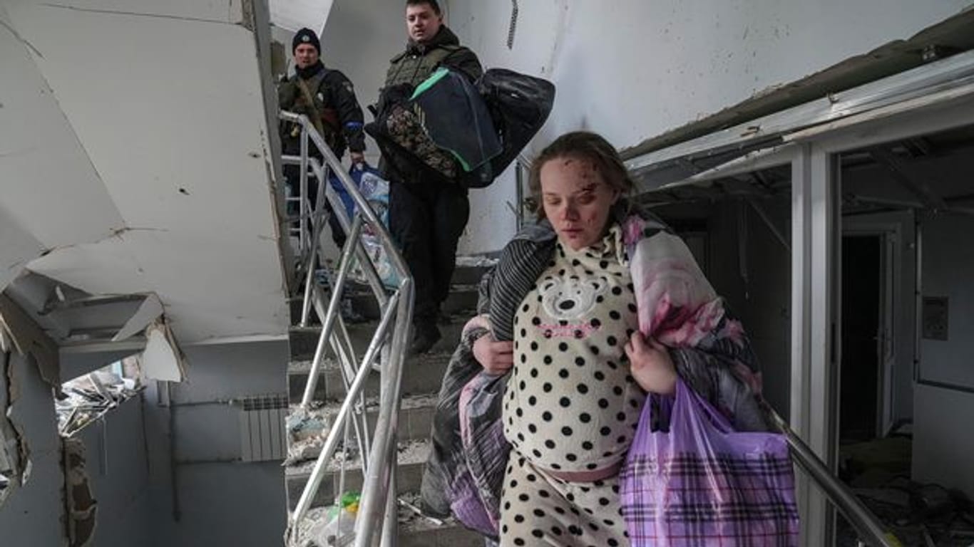 Beim Angriff auf eine Geburtsklinik in Mariupol wurden nach ukrainischen Angaben 17 Menschen verletzt.